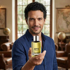 Hombre elegante sosteniendo el perfume Yanbal 43N Paralel Parfum, fragancia masculina maderosa cítrica con aroma intenso y sofisticado. Perfume de larga duración inspirado en viajes, aventura y estilo masculino moderno, ideal para regalar en el Mes del Padre o fechas especiales.