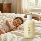 Bebé durmiendo tranquilamente junto a la colonia Yanbal Baby, fragancia suave y relajante con manzanilla y lavanda ideal para bebés y piel sensible