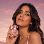 Mujer elegante sosteniendo el perfume Cielo en Rosa de Yanbal, fragancia femenina chypre floral intensa inspirada en la belleza, feminidad y sofisticación moderna.