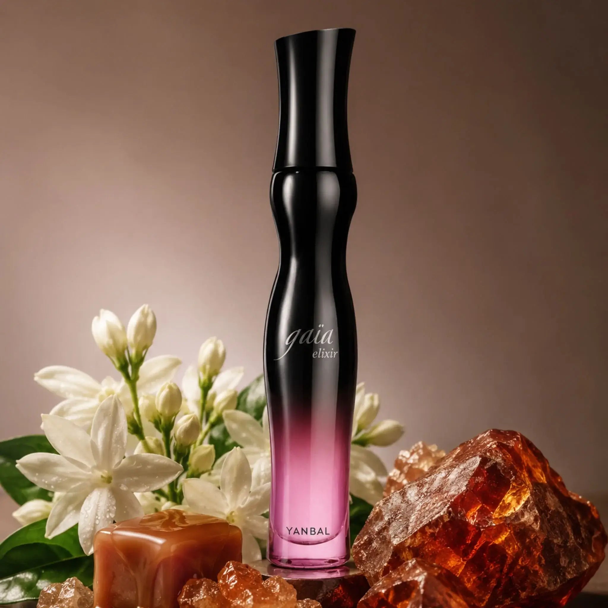 Perfume Gaïa Elixir Yanbal acompañado de jazmín sambac, azúcar caramelizado y ámbar rojo, fragancia femenina floral ambarada intensa inspirada en la sensualidad y elegancia moderna.