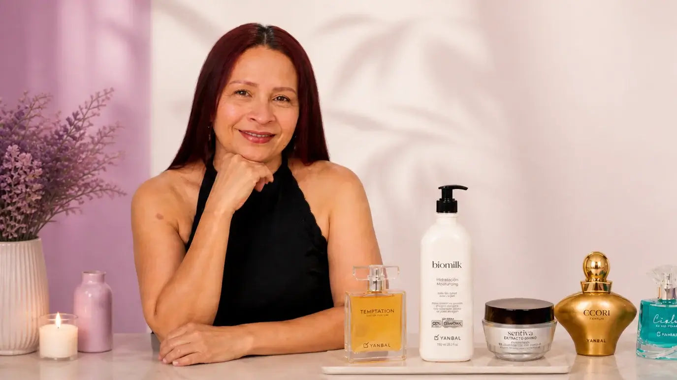 Mujer en mesa con productos de belleza, perfumes y cuidado personal Yanbal para compras y atención online en Colombia