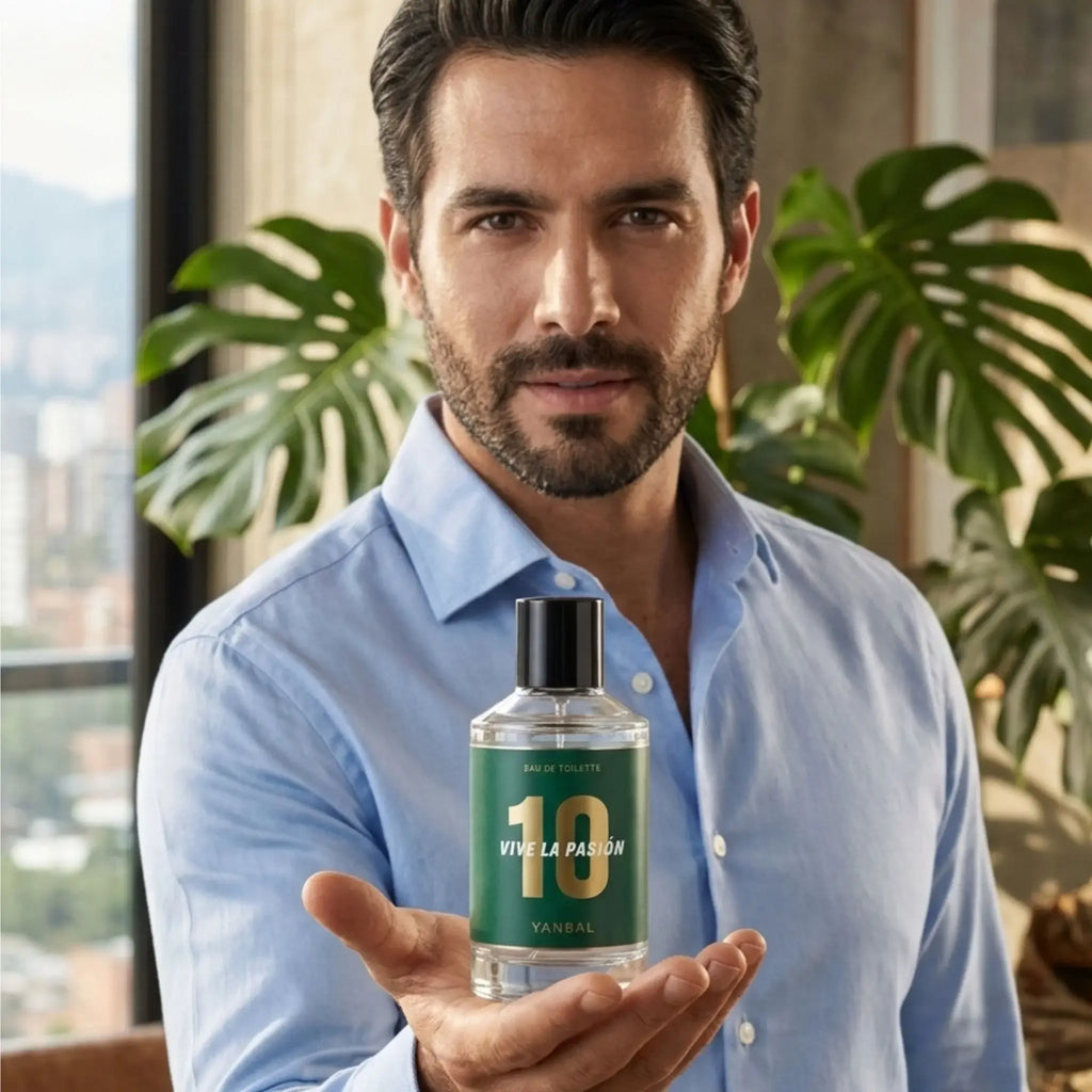 Hombre moderno sosteniendo perfume masculino herbal cítrico con notas de mandarina, lavanda y vetiver. Fragancia elegante y fresca de larga duración para hombres seguros, activos y con estilo sofisticado, ideal para regalar o uso diario.